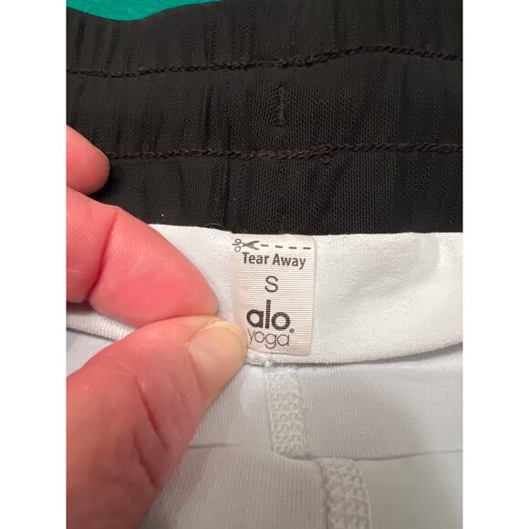 Alo Yoga Shorts Ambience Womens Size Small Black Activewear - Picture 3 of 4